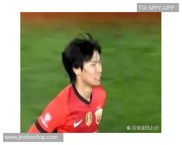 19岁足球明星崭露头角引领新时代球场风潮成就未来之星